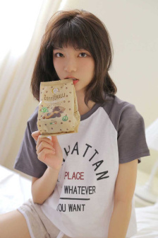 3岁男童趴试衣间偷窥女子